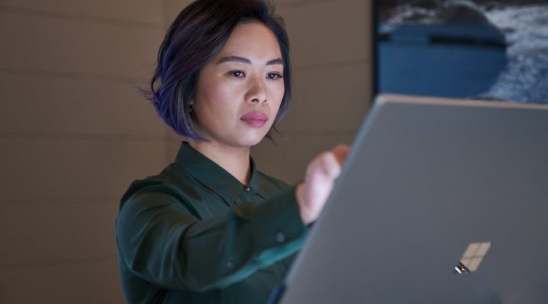Mitarbeiterin arbeitet an einem Laptop
